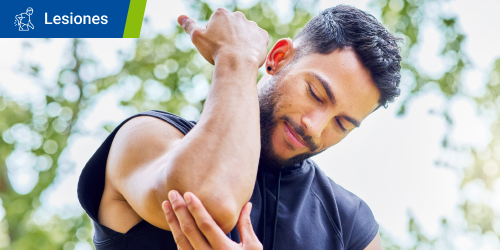 Hombre se toca la articulación del codo porque presenta síntomas de tendinitis. Se lee el texto “Lesiones” en un recuadro.  Hombre se toca la articulación del codo porque presenta síntomas de tendinitis. Se lee el texto “Lesiones” en un recuadro.